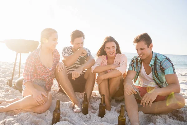 Amici sorridenti seduti — Foto Stock