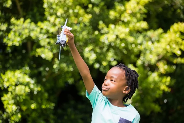 Niño jugando con un avión de juguete — Foto de Stock