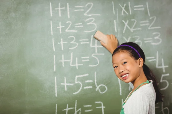 Meisje met een spons voor blackboard — Stockfoto