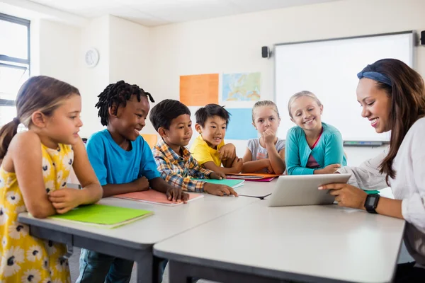 Een leraar geven les met tablet pc — Stockfoto