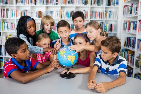 Leerlingen raken van globe — Stockfoto