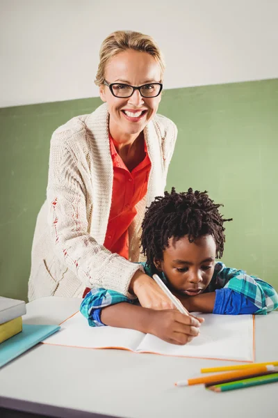 Lehrerin erklärt Jungen Übung — Stockfoto