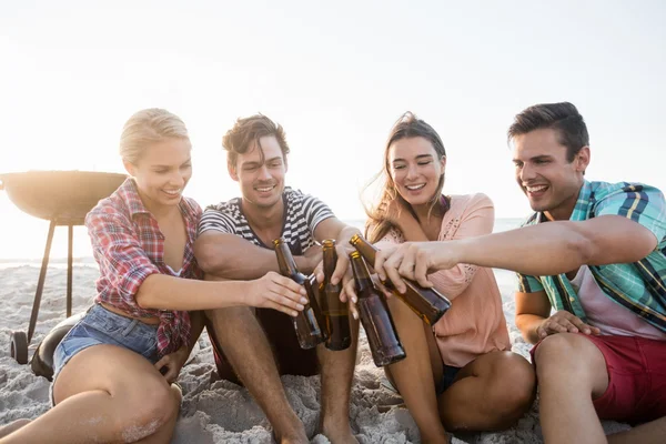 Amigos sorridentes torcendo com cerveja — Fotografia de Stock