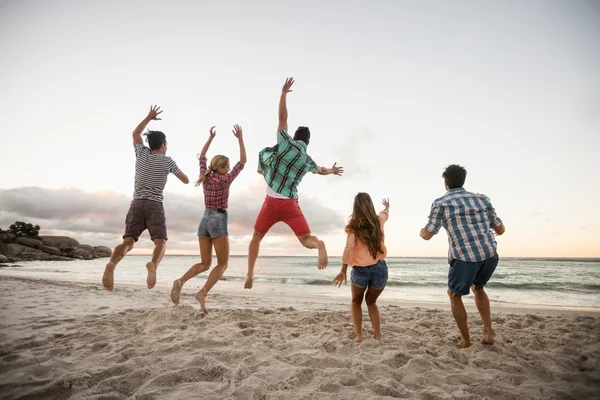 Freunde haben Spaß und springen — Stockfoto