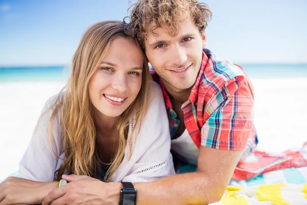 Porträtt av par poserar på stranden — Stockfoto