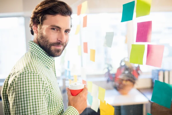 Casual businessman smiling — Stock Photo, Image