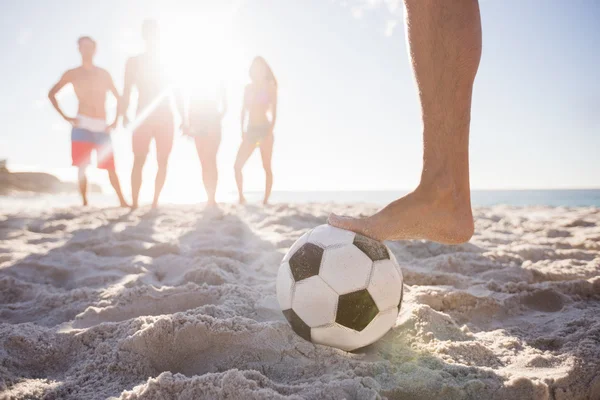 Amigos jugando al fútbol — Foto de Stock