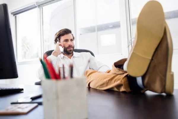 En man ringer på kontoret — Stockfoto