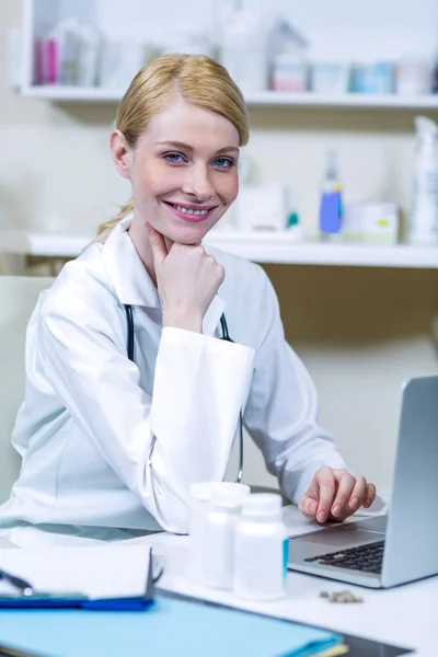 Retrato de mujer veterinaria trabajando con su portátil —  Fotos de Stock