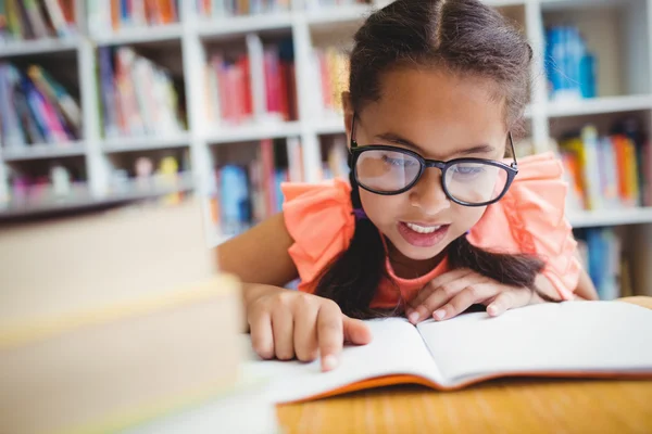 Klein meisje dat een boek leest — Stockfoto