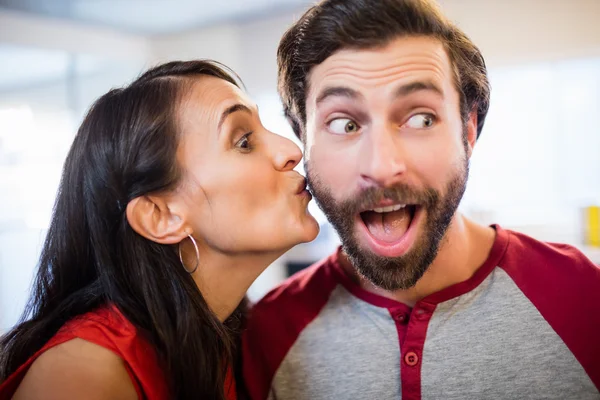 Mujer dando un beso en la mejilla — Foto de Stock