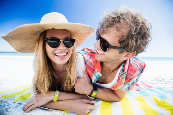 Retrato de pareja posando en la playa — Foto de Stock