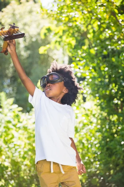 Niño jugando con un avión de juguete en el parque —  Fotos de Stock