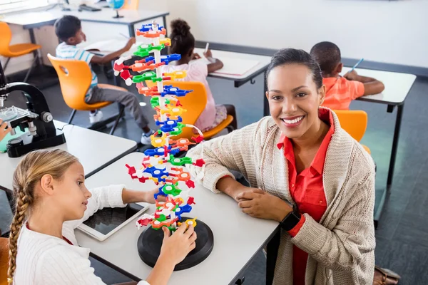 Lehrerin posiert mit ihren Schülern — Stockfoto