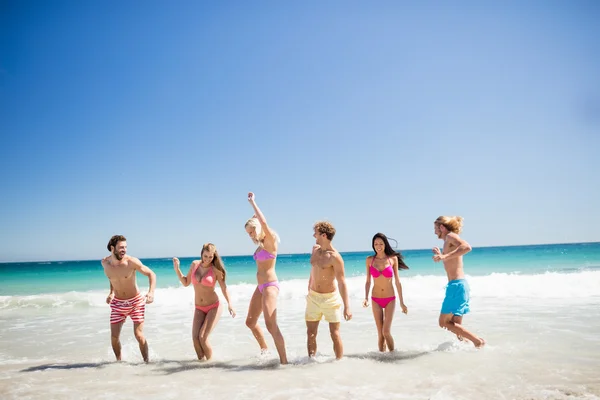 Vänner ha kul på stranden — Stockfoto