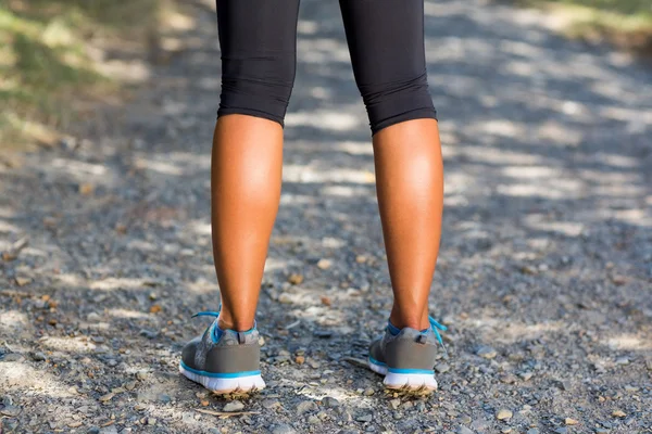 Primo piano di gambe corridori donna — Foto Stock