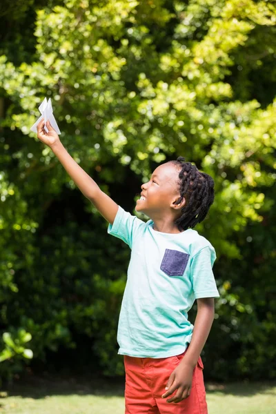 Junge spielt mit Papierflieger — Stockfoto