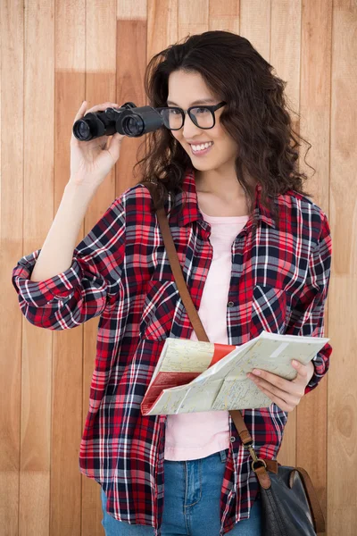 Hipster with binoculars and map — Stock Photo, Image