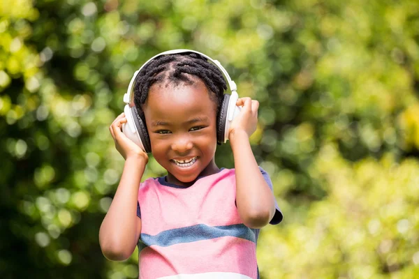 Leende pojke lyssna på musik — Stockfoto