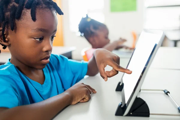 Seitenansicht eines Schülers mit Tablet-PC im Klassenzimmer — Stockfoto