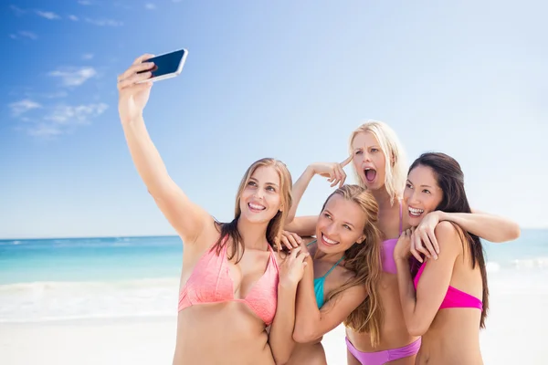 Retrato de amigos posando en la playa —  Fotos de Stock