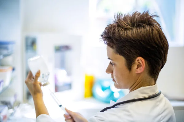 Portrait of woman vet preparing a syringe — Stock Photo, Image