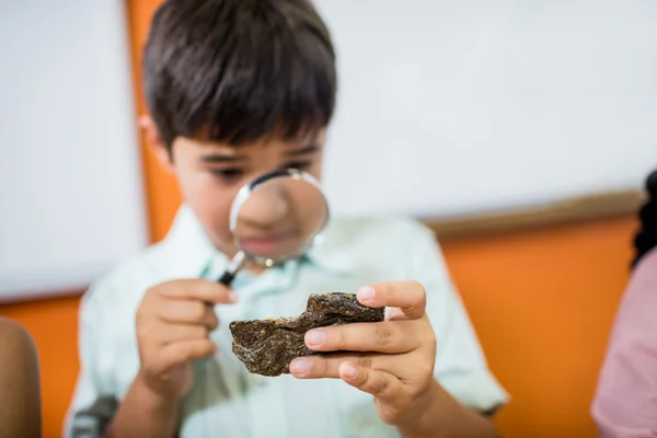 Gyermekek látszó fosszíliák egy nagyítóval — Stock Fotó