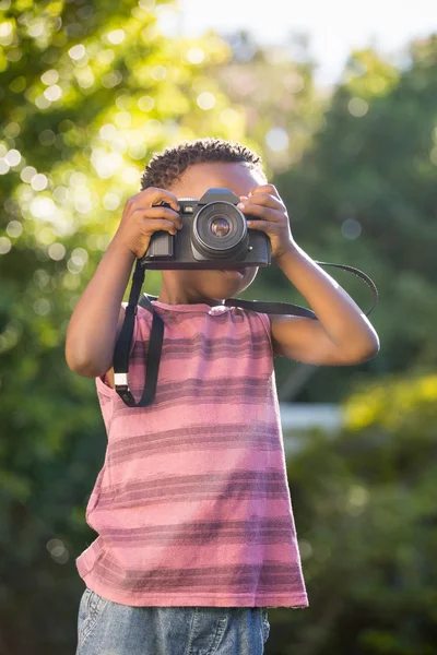 Boy is het nemen van foto 's — Stockfoto