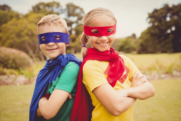 Retrato de niños sonriendo y posando con los brazos cruzados —  Fotos de Stock