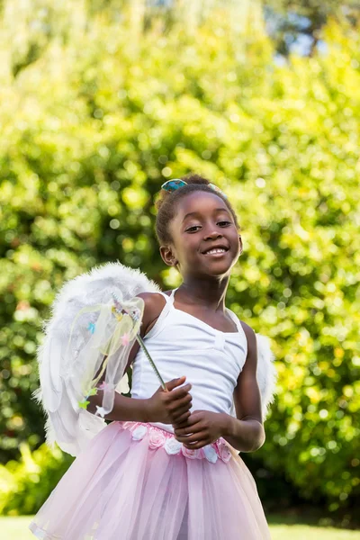 Menina sorrindo e posando com um vestido de fada — Fotografia de Stock