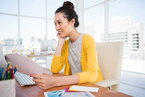 Eine Geschäftsfrau schaut auf ihren Computer — Stockfoto