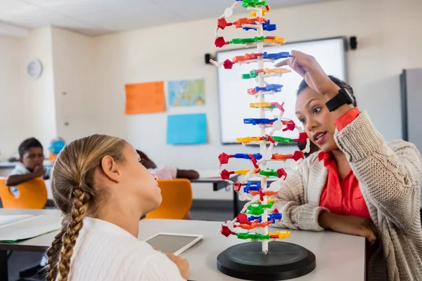 Lärare ger lektion till hennes studenter — Stockfoto