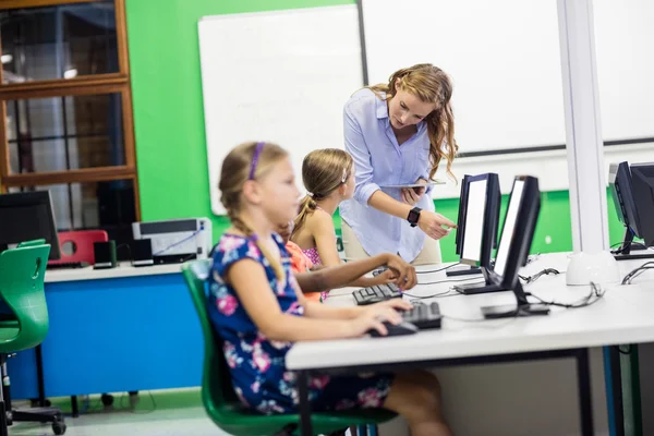 Lärare ger lektion till hennes studenter med teknik — Stockfoto