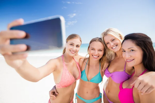 Portret van vrienden die zich voordeed op het strand — Stockfoto