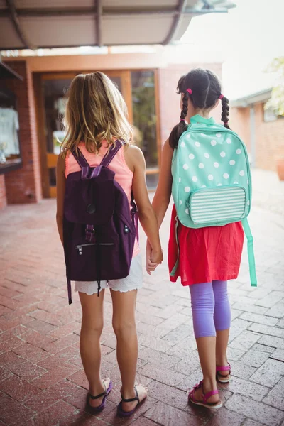 Vista trasera de dos niñas que van a la escuela —  Fotos de Stock