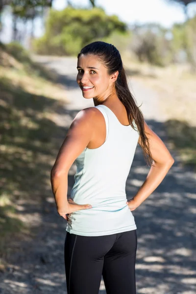 Mujer corredor frente a la espalda sonriendo y girando — Foto de Stock