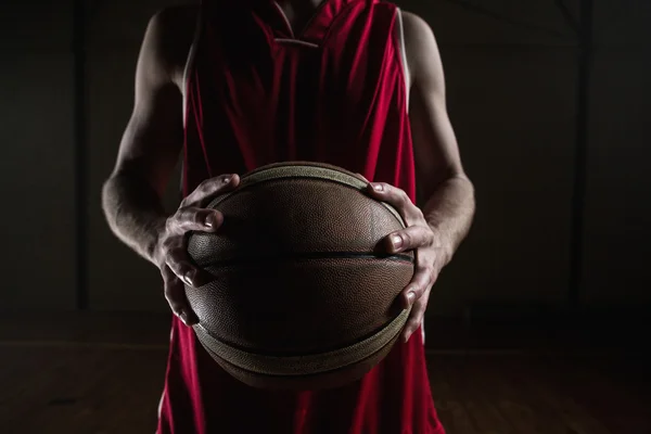 Крупным планом баскетболист держит мяч — стоковое фото