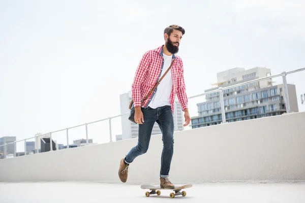 Hipster člověk dělá skateboard — Stock fotografie