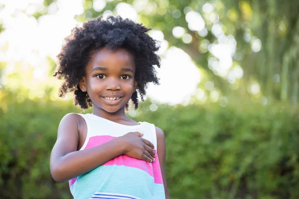 Una niña está tocando su corazón — Foto de Stock