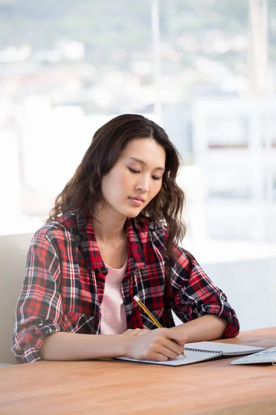 Hipster macht sich Notizen im Notizbuch — Stockfoto