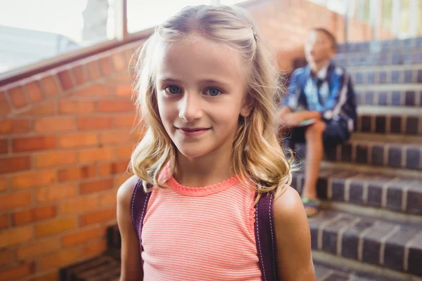 Schattig klein blond meisje kijkend naar de camera — Stockfoto