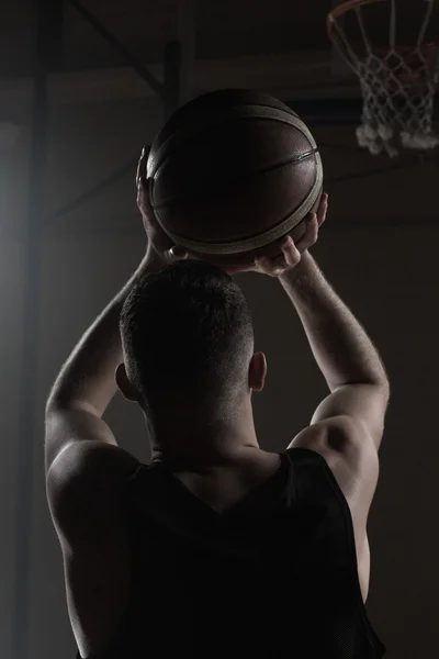Basketbalspeler proberen te zetten een bas — Stockfoto