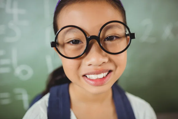 Portret van een lachende schoolmeisje — Stockfoto