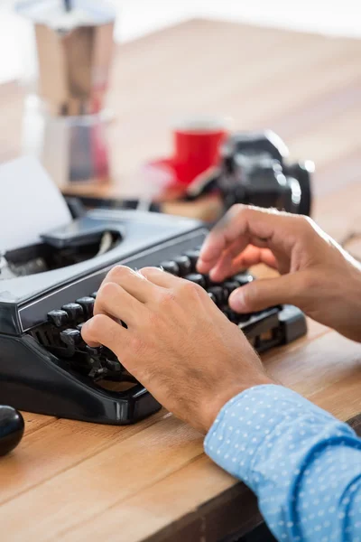 Hipster usando tipo escritor — Fotografia de Stock