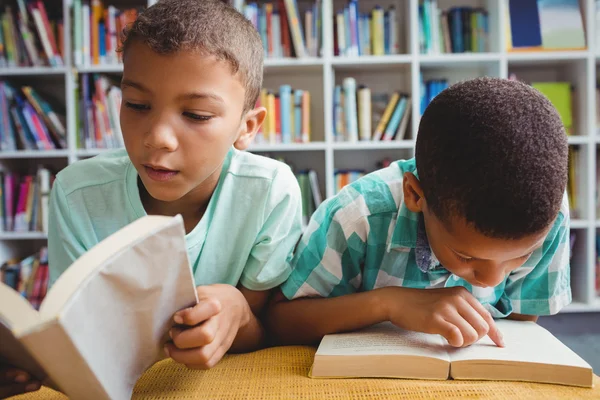 Meninos lendo livros — Fotografia de Stock