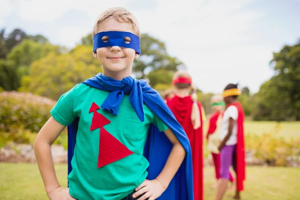 Ritratto di giovane ragazzo che sorride e indossa un vestito da supereroe — Foto Stock