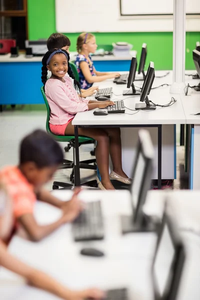 Kinder schauen auf ihren Computer — Stockfoto