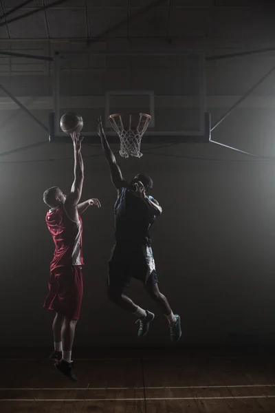 Баскетболист пытается забить корзину — стоковое фото