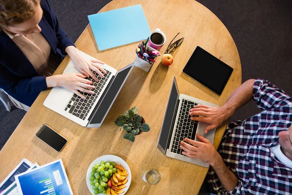 Colleagues using laptop — Stock Photo, Image