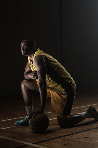 Jugador de baloncesto con una rodilla en el suelo —  Fotos de Stock